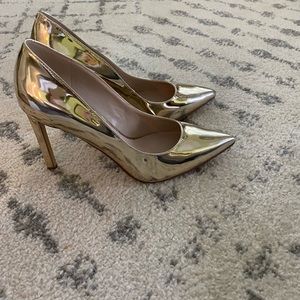 Nine West Metallic gold pump size 9. Brand new.